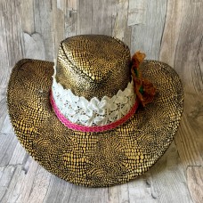 Dor Machtig staal Festival hoed in goudkleur met creme kant en bloem - StyleTrash Online Boho  Shop