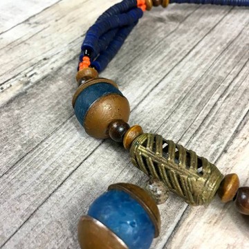 Boho ketting met blauwe glaskralen en African Brass beads @ StyleTrash.nl