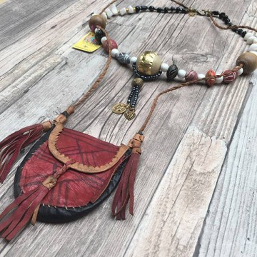 Gypsy ketting met rood tasje van leer @ StyleTrash.nl