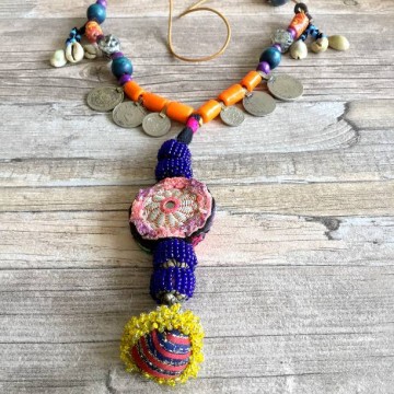 Gypsy lange leren Banjara Kuchi ketting met kralen, Tribal munten en Cowrie schelpen  @ StyleTrash.nl
