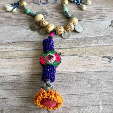 Gypsy lange leren Banjara Kuchi ketting met kralen, Tribal munten en Cowrie schelpen @ StyleTrash.nl
