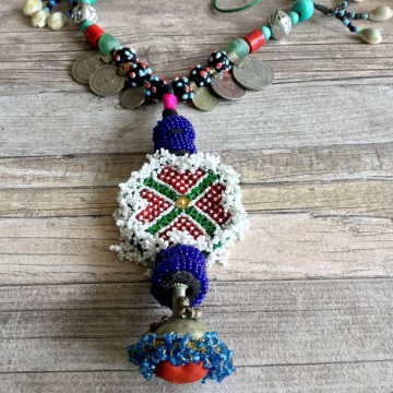 Gypsy lange leren Banjara Kuchi ketting met kralen, Tribal munten en Cowrie schelpen @ StyleTrash.nl
