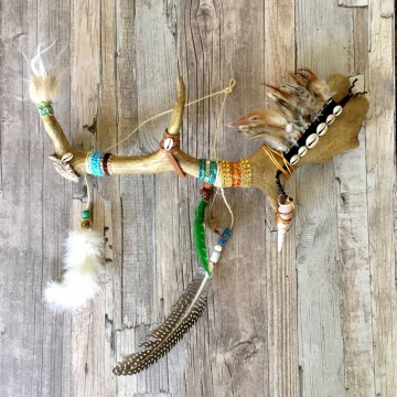 Boho muur decor | Deco gewei met veren en cowrie schelpjes  @ StyleTrash.nl