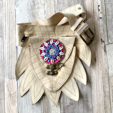 Festival heuptasje van leer met kralenbadge  styletrashnl   1804   001