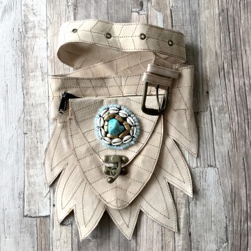 Festival heuptasje van leer met kralenbadge  styletrashnl   1804   002 0