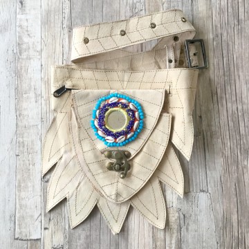 Festival heuptasje van leer met kralenbadge  styletrashnl   1804   003