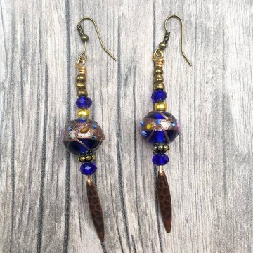 Gypsy oorbellen met blauwe kralen en brons @ StyleTrash.nl