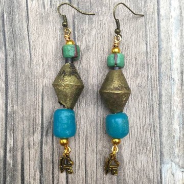 Boho oorbellen African Brass & Blauwe Amber @ StyleTrash.nl