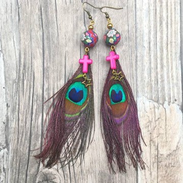 Gypsy Ibiza oorbellen met Pauwenveer en roze kruisje  @ StyleTrash.nl