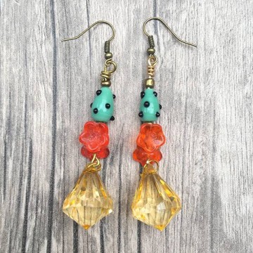 Ibiza oorbellen in oranje en jade kleur met geel @ StyleTrash.nl