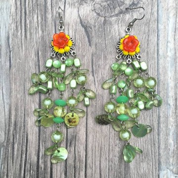 Gypsy oorbellen met groene kraaltjes en oranje-gele bloem @ StyleTrash.nl