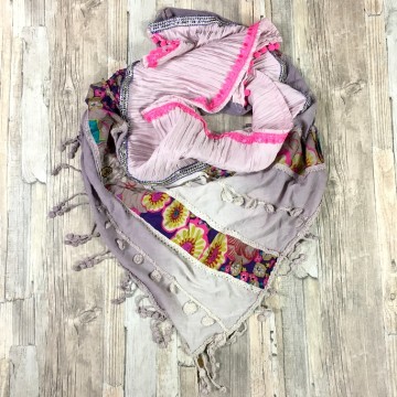 Ibiza sjaal roze met bloemen en franje band @ StyleTrash.nl