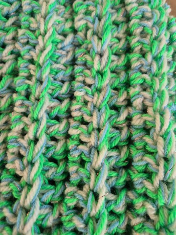 Handgemaakte beanie   groen creme blauw met koper draad   detail   dazzling gypsy queen   wwwstyletrashnl