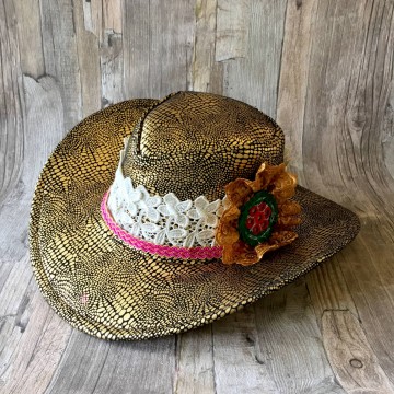 Ibiza hoed van goud met creme kant en bloem @ StyleTrash.nl