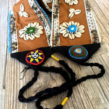 Ibiza riem - Bohemian ceintuur met Cowrie schelpen en borduursels in bruin @ StyleTrash.nl