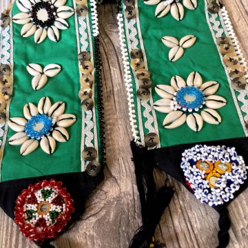 Ibiza riem - Bohemian ceintuur met Cowrie schelpen en borduursels groen @ StyleTrash.nl