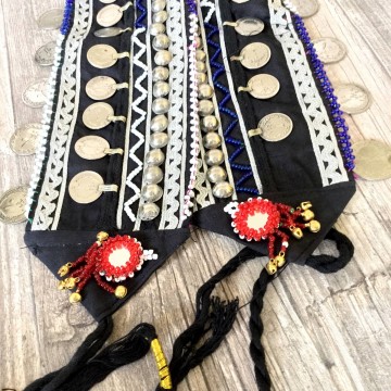 Ibiza munten riem - Bohemian ceintuur in zwart met wit met munten en borduursels @ StyleTrash.nl