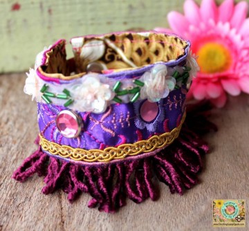 Armband stof met kralenbloemen en franje @ StyleTrash.nl