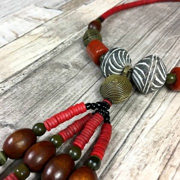 Boho ketting met rode kralen en African brass kralen @ StyleTrash.nl
