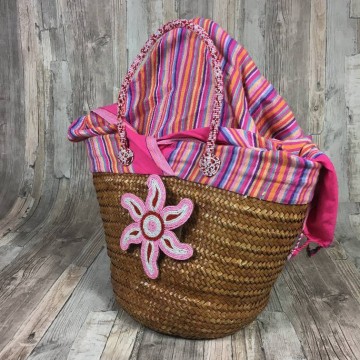 Rieten mand met geborduurde bloem by dazzlinggypsyqueen at www styletrash nl pink beads 07 01aa