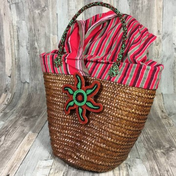 Rieten mand met geborduurde bloem by dazzlinggypsyqueen at www styletrash nl red beads 07 02a