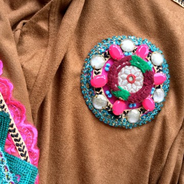 Suedine gilet met franje en gekleurd band en pompoms styletrashnl   002b