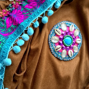 Suedine gilet met franje en gekleurd band en pompoms styletrashnl   003b