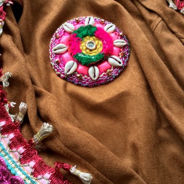 Suedine gilet met franje en gekleurd band en pompoms styletrashnl   006b