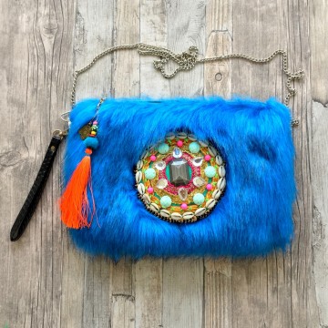 Turquoise tasje van kunstbont met kralen badge styletrashnl   001