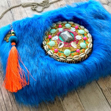 Turquoise tasje van kunstbont met kralen badge styletrashnl   001a