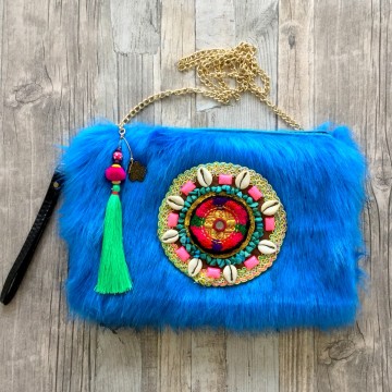 Turquoise tasje van kunstbont met kralen badge styletrashnl   002