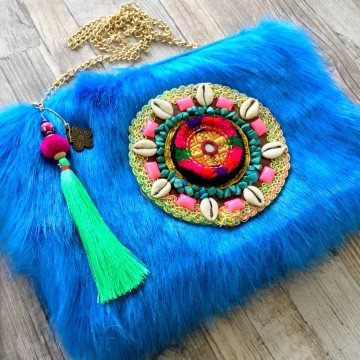 Turquoise tasje van kunstbont met kralen badge styletrashnl   002a