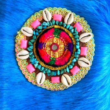 Turquoise tasje van kunstbont met kralen badge styletrashnl   002b