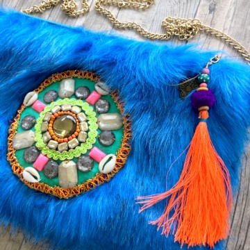 Turquoise tasje van kunstbont met kralen badge styletrashnl   003a