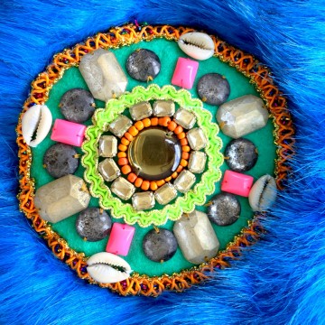 Turquoise tasje van kunstbont met kralen badge styletrashnl   003b