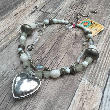 Boho ketting in wit en zilver met groot zilverkleurig hart @ StyleTrash.nl