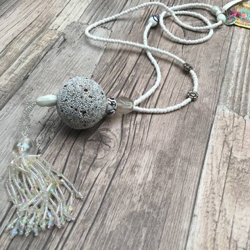 Witte ketting met grote Kashmiri kraal @ StyleTrash.nl