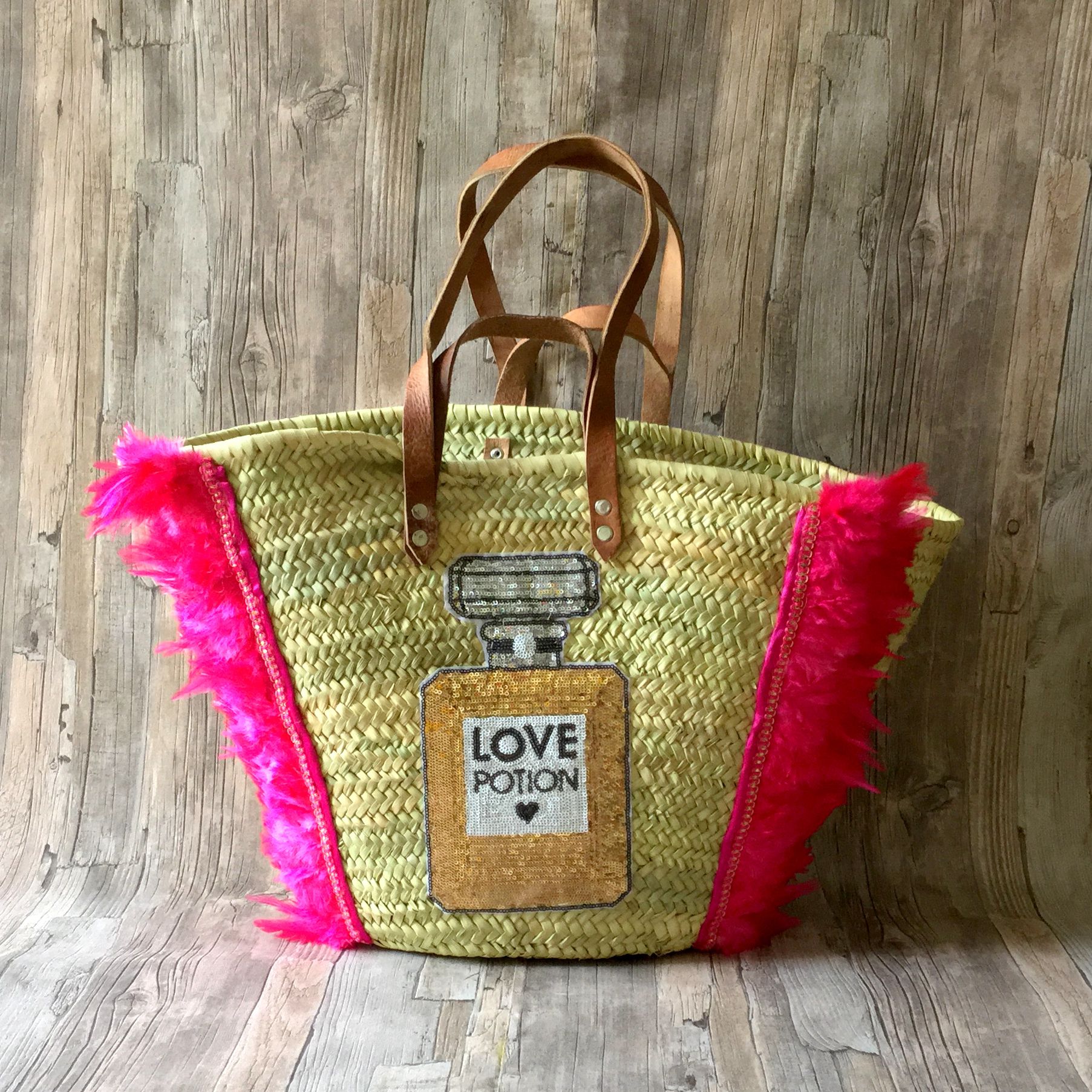 Ibiza strandmand | mand handgemaakt met applicatie fles en roze veren - StyleTrash Online Boho Shop