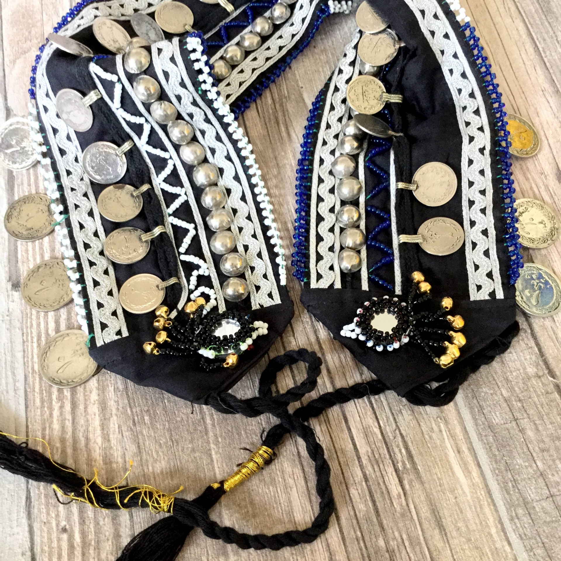 Binnenwaarts toediening Adolescent Ibiza munten riem - Bohemian ceintuur in zwart met wit kraaltjes, munten en  borduursels - StyleTrash Online Boho Shop