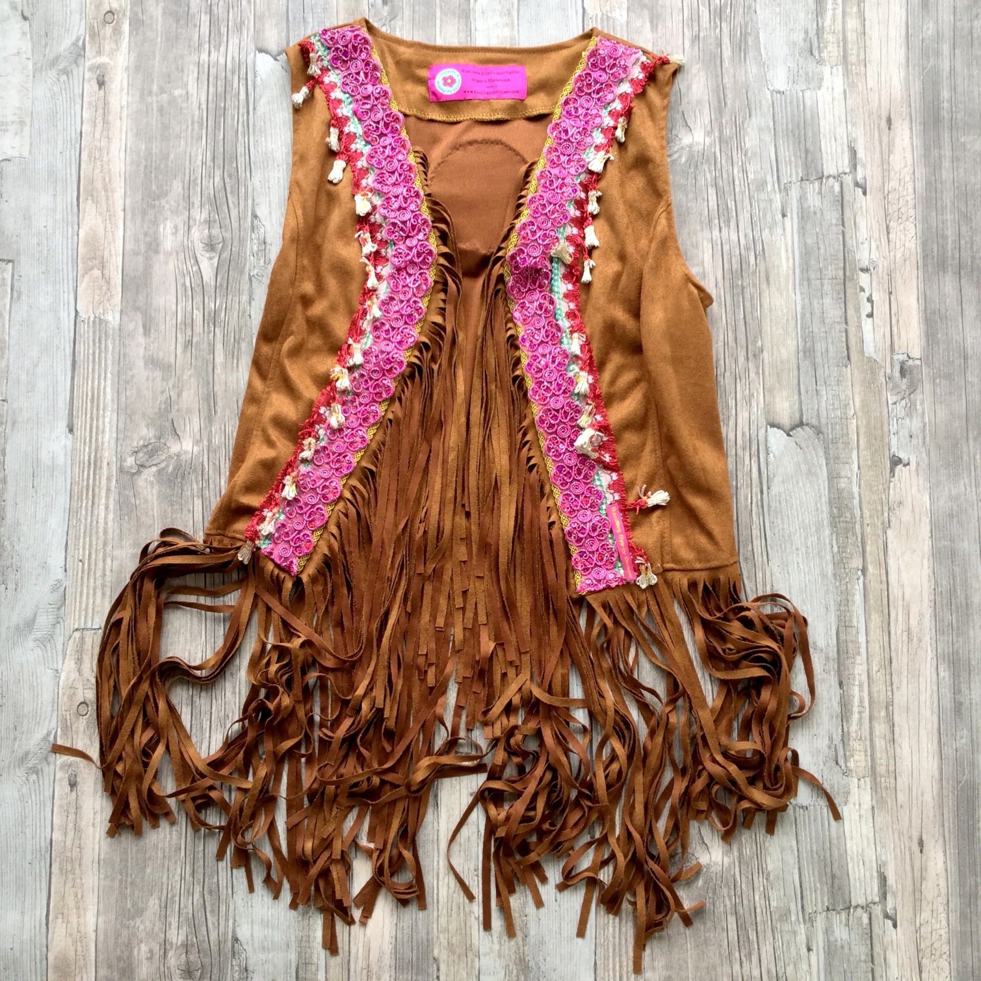 Boho gilet van suedine met franje en kleurrijke applicaties 06 - StyleTrash Online Boho Shop